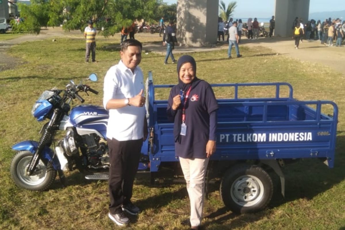 Telkom  witel Maluku serahkan bantuan armada sampah ke Pemkot Ambon