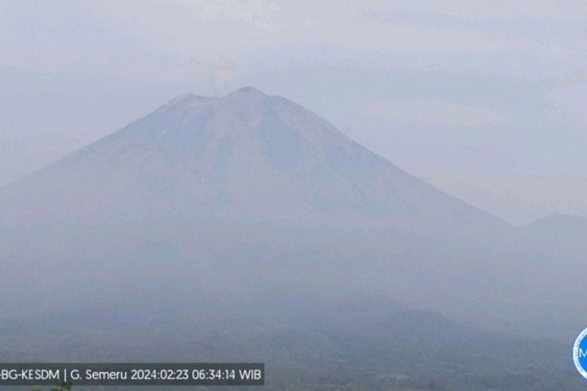 Gunung Semeru erupsi semburkan abu vulkanik setinggi 400 meter