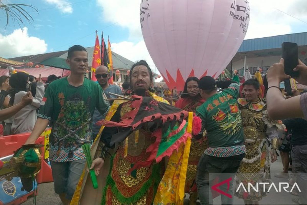 Ratusan Tatung di Kota Singkawang melakukan ritual cuci jalan