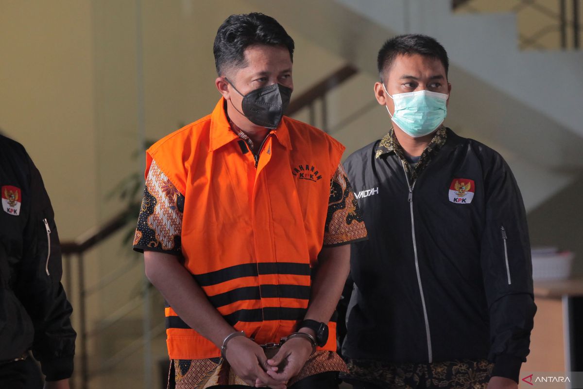 KPK memperpanjang penahanan dua tersangka korupsi BPPD Sidoarjo