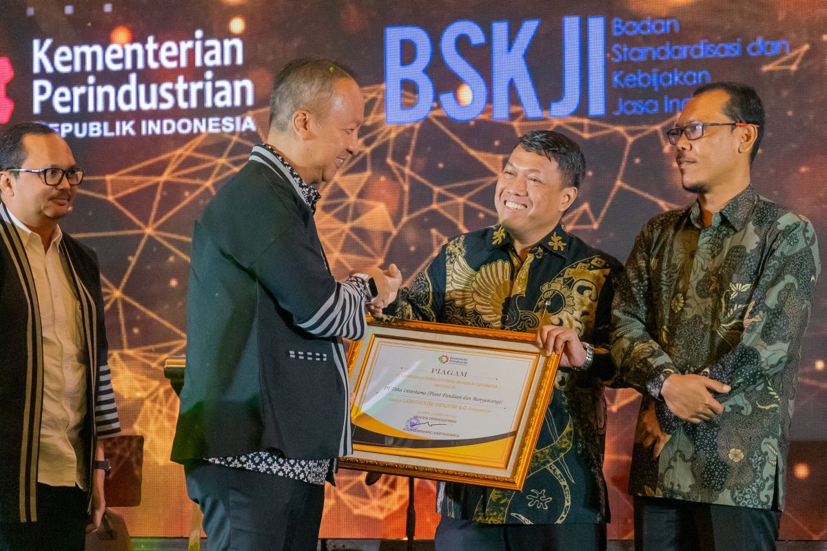 Kementerian Perindustrian beri penghargaan perusahaan air mineral di Jatim