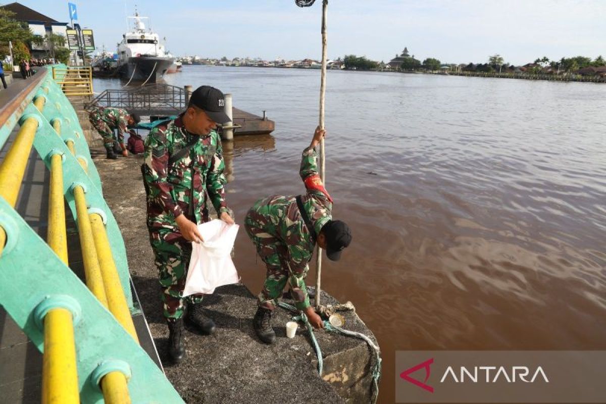 Peringatan hari peduli sampah nasional Pontianak bersihkan waterfront Sungai Kapuas