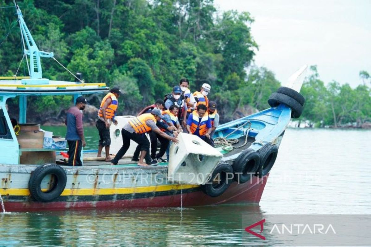 Jaga ekosistem laut, PT Timah tenggelamkan 1.920 unit terumbu karang buatan di Pulau Bangka