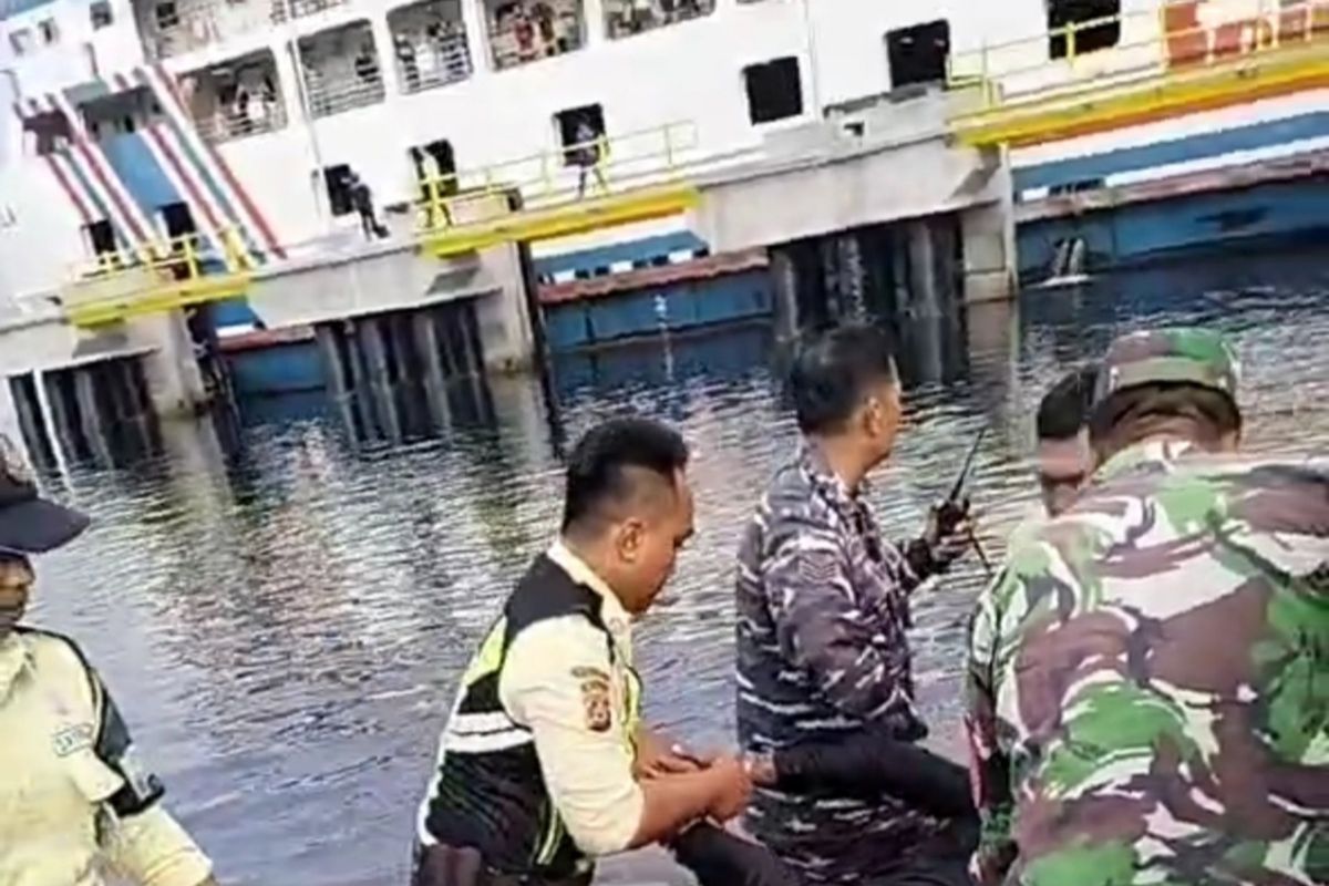 Terpergok di dalam kapal, pelaku pencurian terjun ke laut