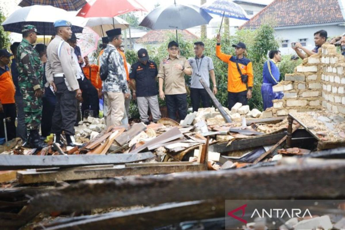 Pj Gubernur Jatim tinjau lokasi bencana di Pamekasan