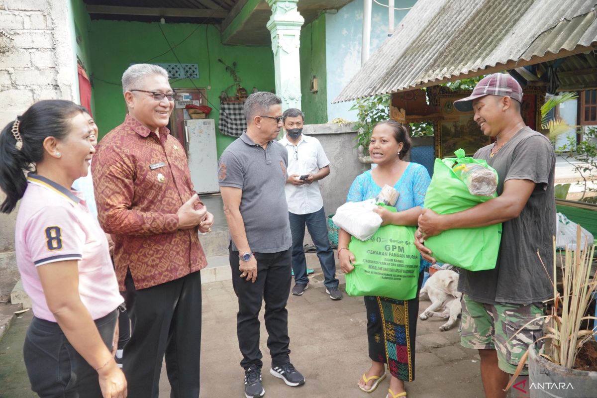 Bupati Gianyar bagikan sembako bagi keluarga kurang mampu