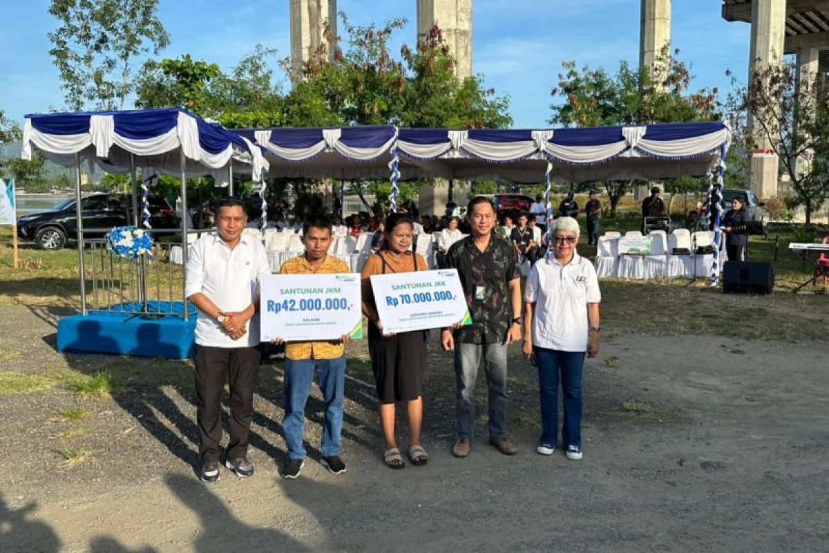 BPJS Ketenagakerjaan Maluku serahkan santunan JKK petugas kebersihan kota Ambon
