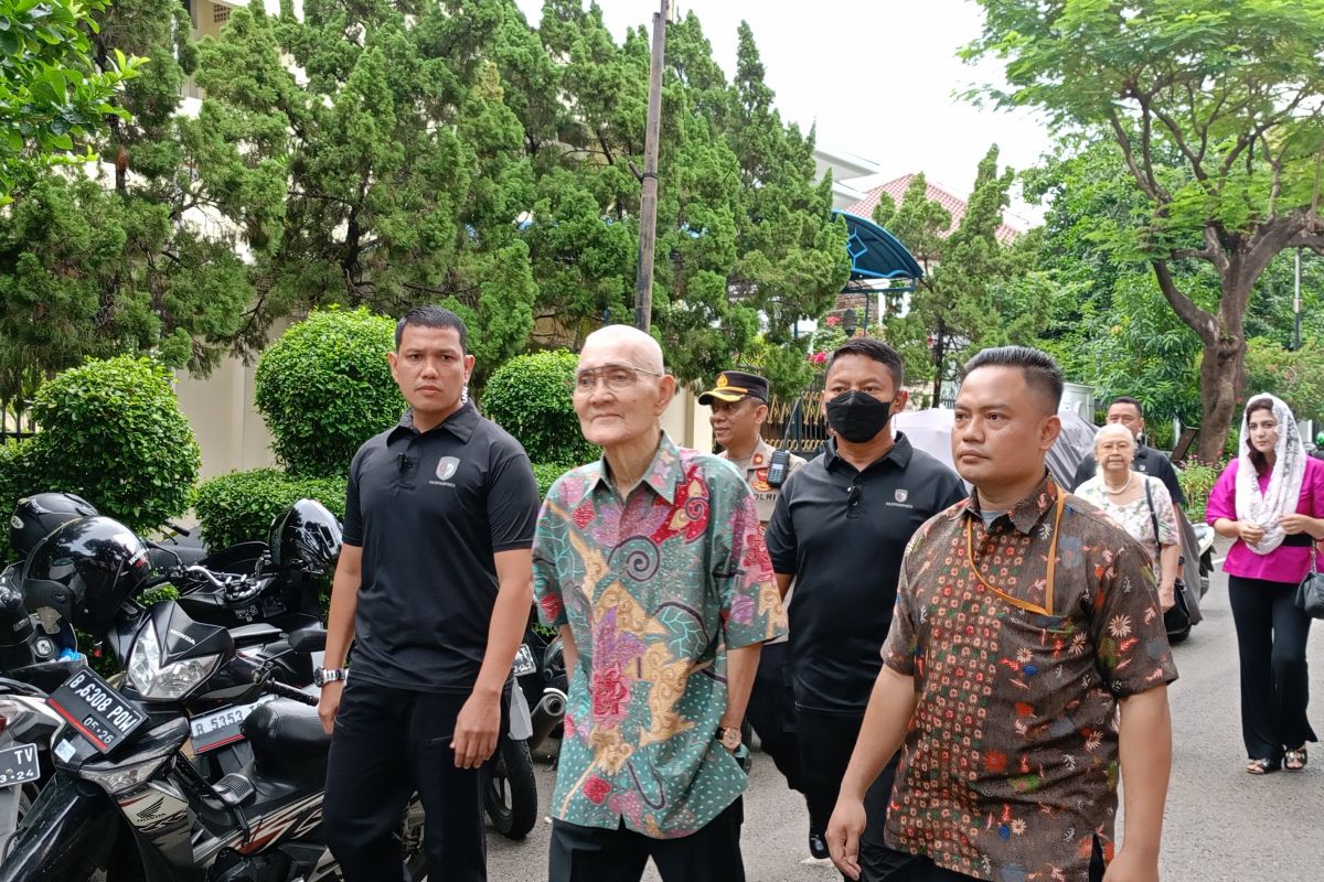 Wapres ke-6 Try Sutrisno ikuti PSU di TPS 043 Menteng Jakarta Pusat