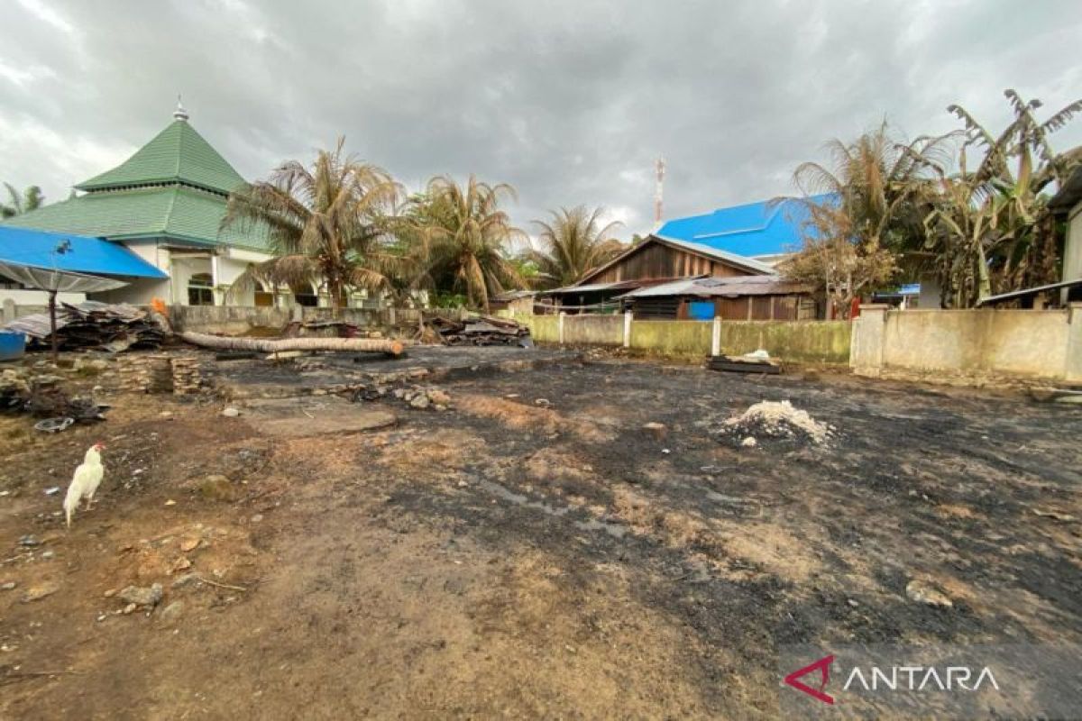 Masyarakat Mukomuko galang dana bantu bangun rumah warga yang terbakar