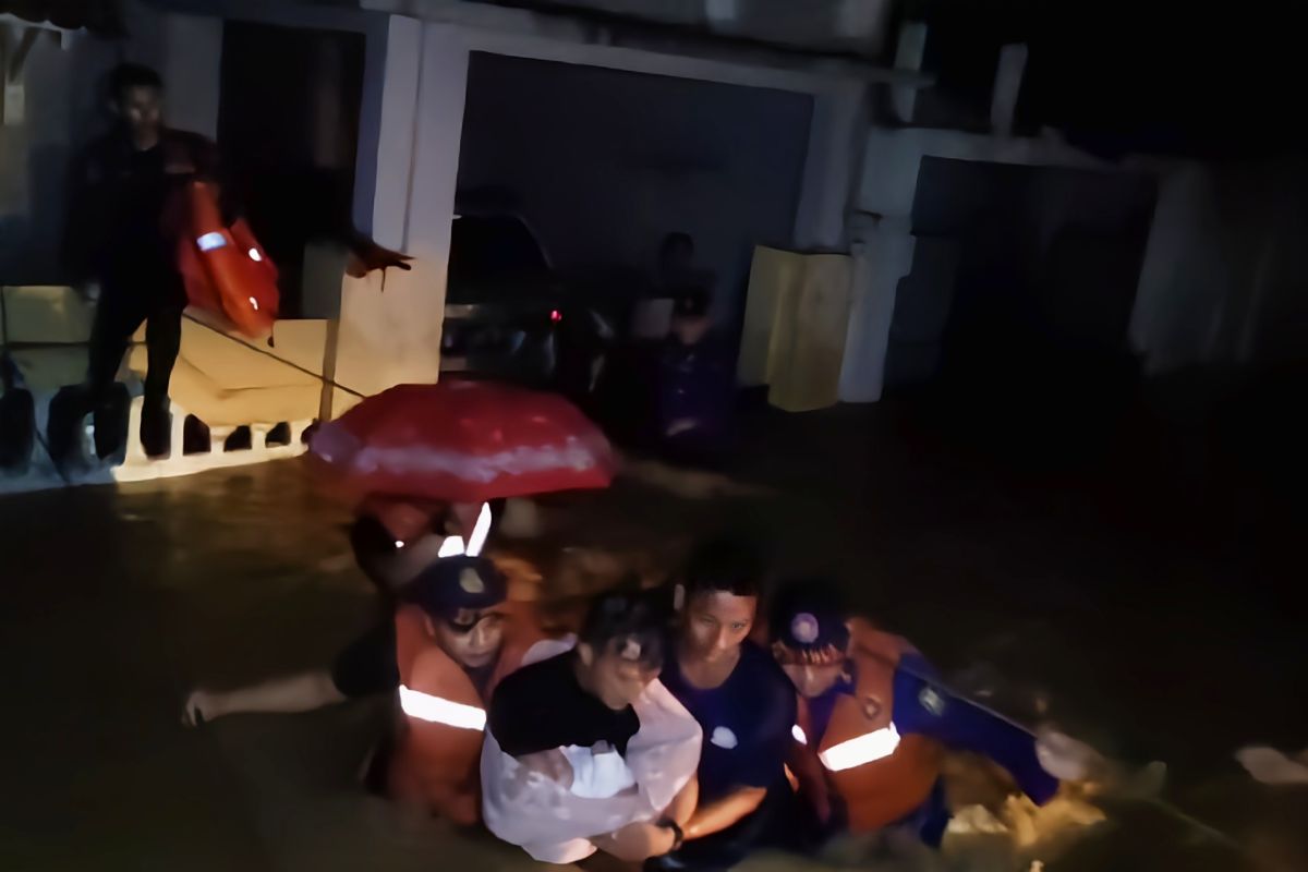 Damkar Bandarlampung evakuasi bayi 3 bulan dari jebakan banjir