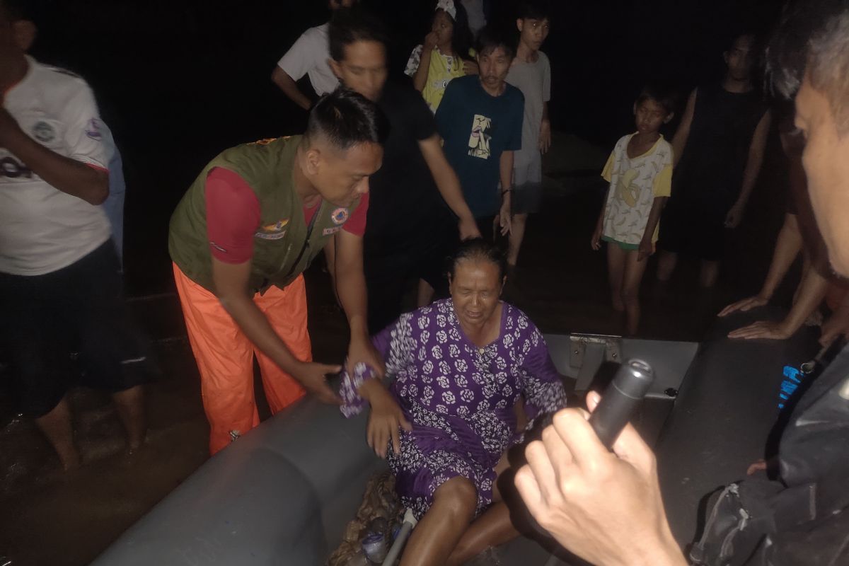 BPBD deploys 82 personnel, evacuating Bandar Lampung's flood victims