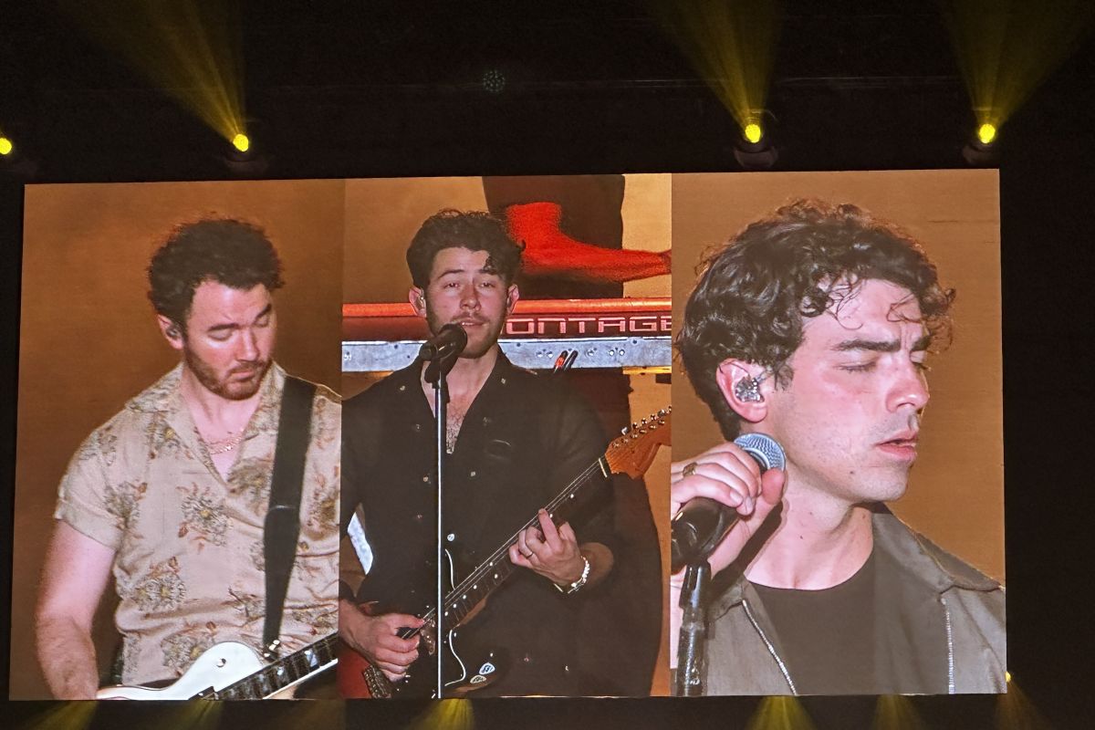 Jonas Brothers buka konser di Tangerang dengan 