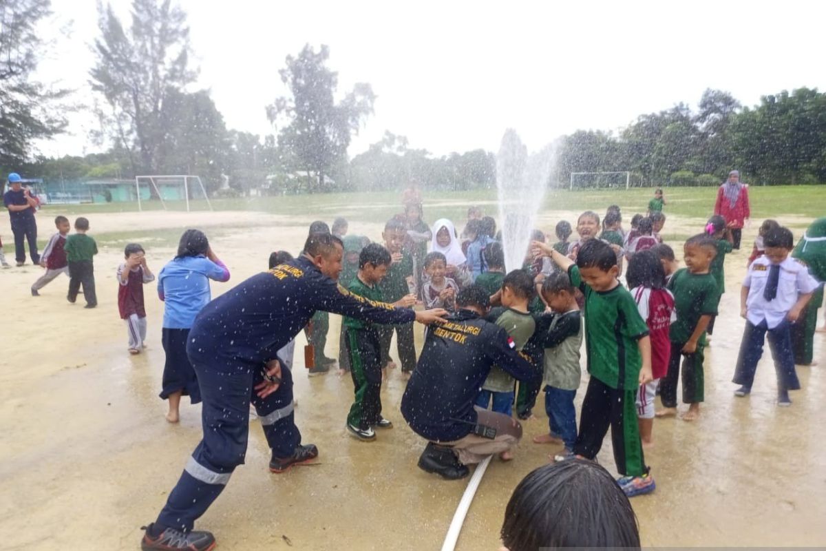 PT Timah edukasi pelajar usia dini di Bangka Barat bahaya kebakaran