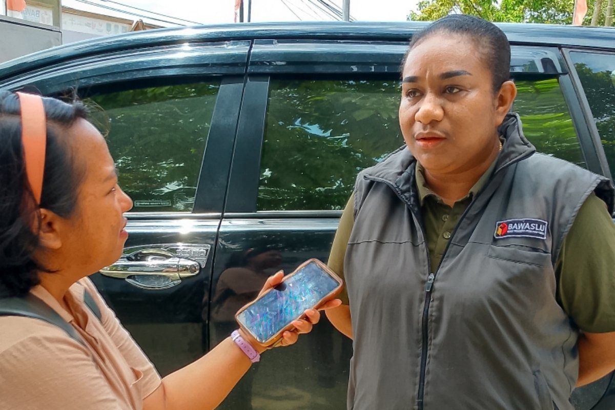 Bawaslu Biak kawal logistik pemilu PSU di TPS Kampung Sauri Oridek