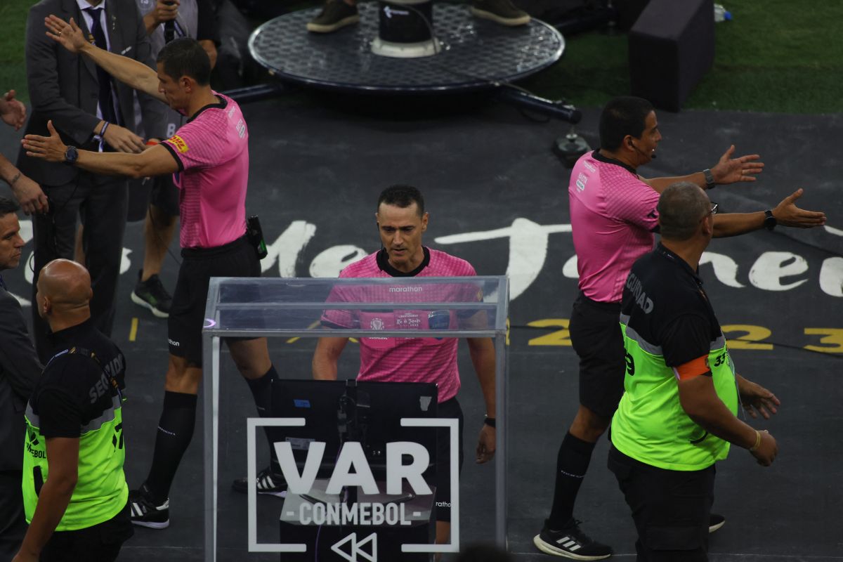 VAR kualitas tinggi pertandingan dan kompetisi sepak bola kita