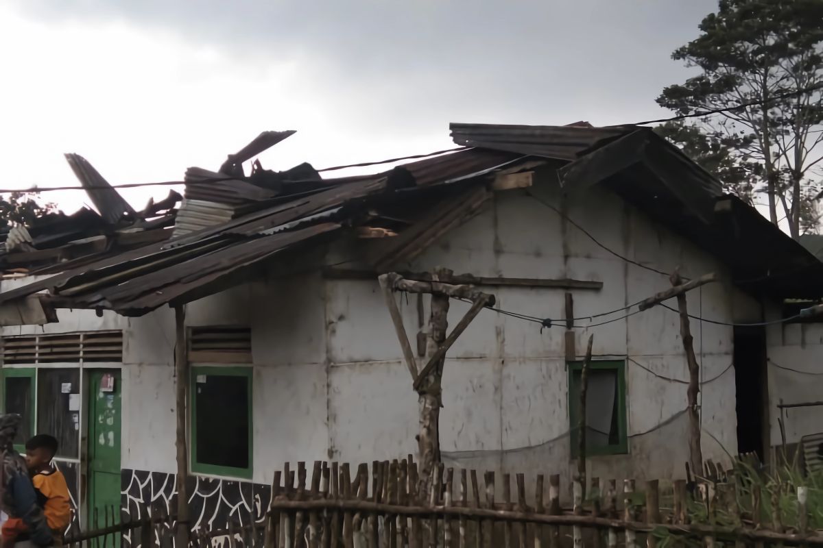16 rumah rusak diterjang puting beliung