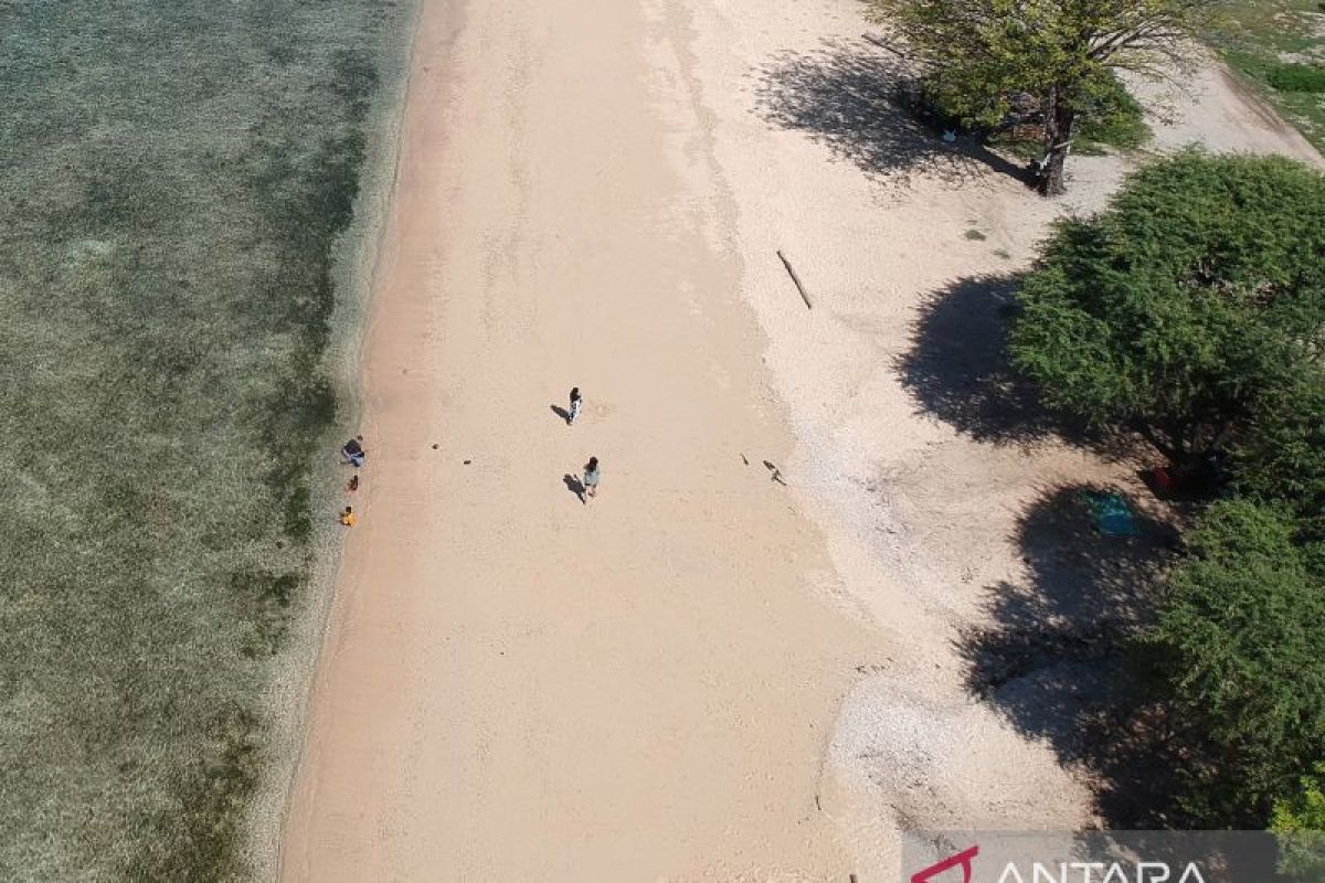 Pengunjung wisata Pantai Kurenai alami penurunan akibat cuaca