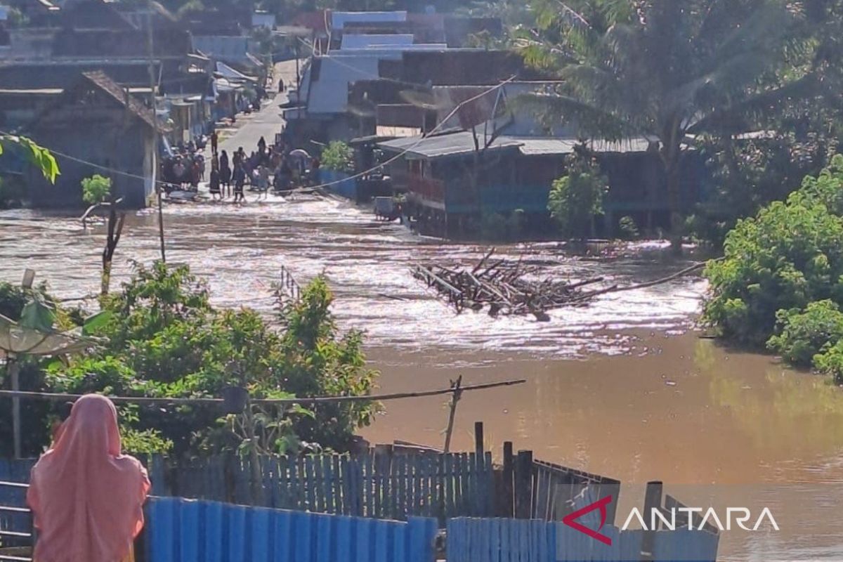 Flash floods, landslides hit two villages in NTB's Sumbawa Island