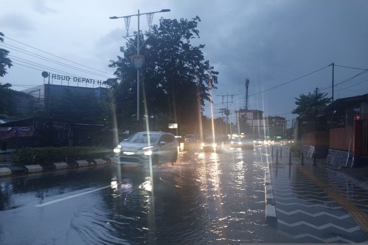 Sejumlah ruas jalan di Pangkalpinang tergenang akibat hujan, Polda Babel imbau masyarakat hati-hati