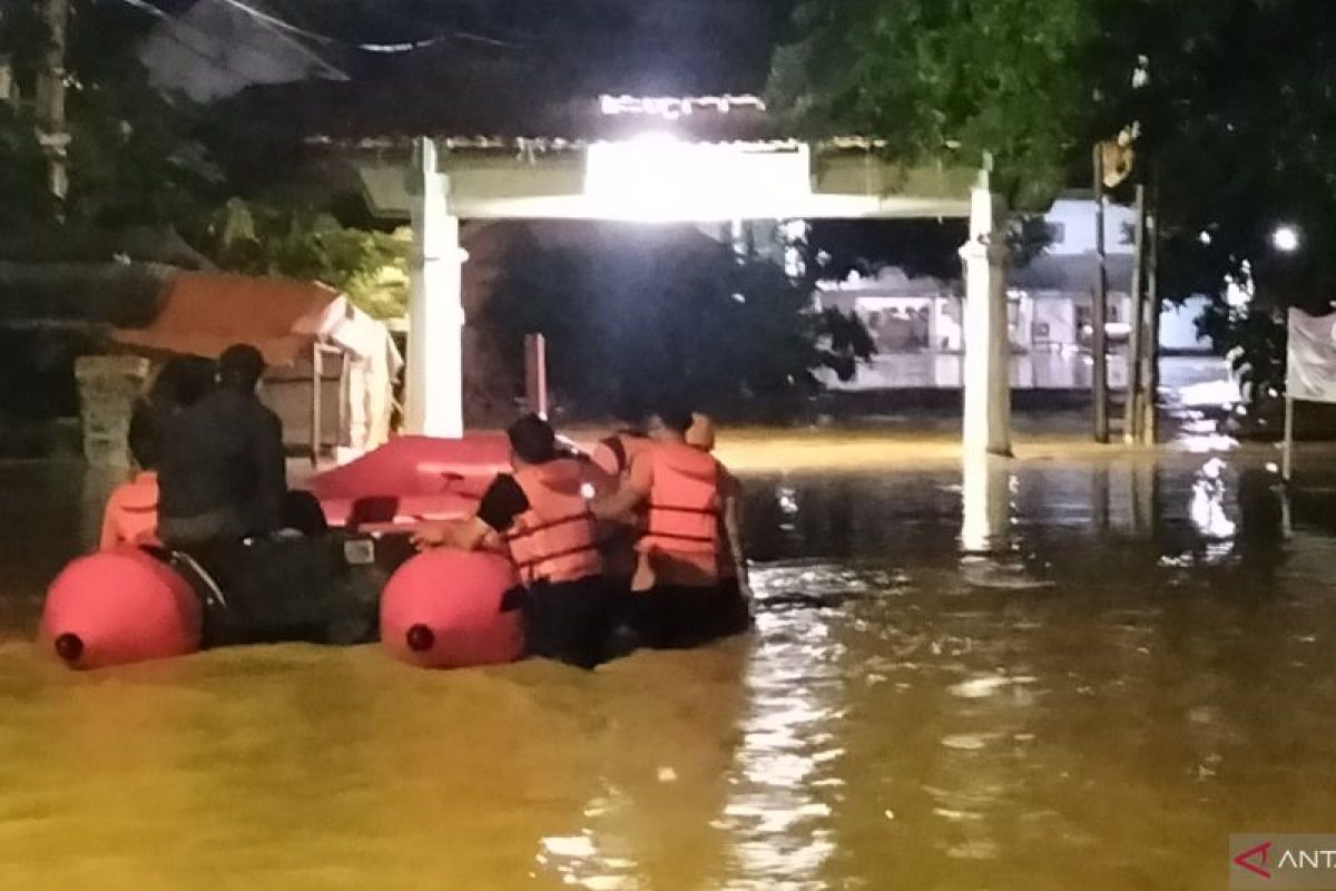 Warga korban banjir di Lampung Selatan dievakuasi