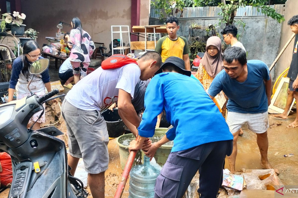 Damkarmat Lampung Selatan salurkan air bersih ke korban banjir di Hajimena