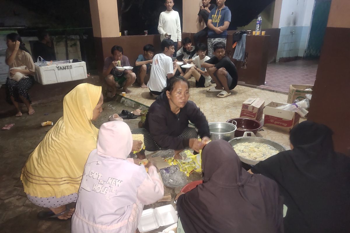 Warga korban banjir Lampung dapat bansos