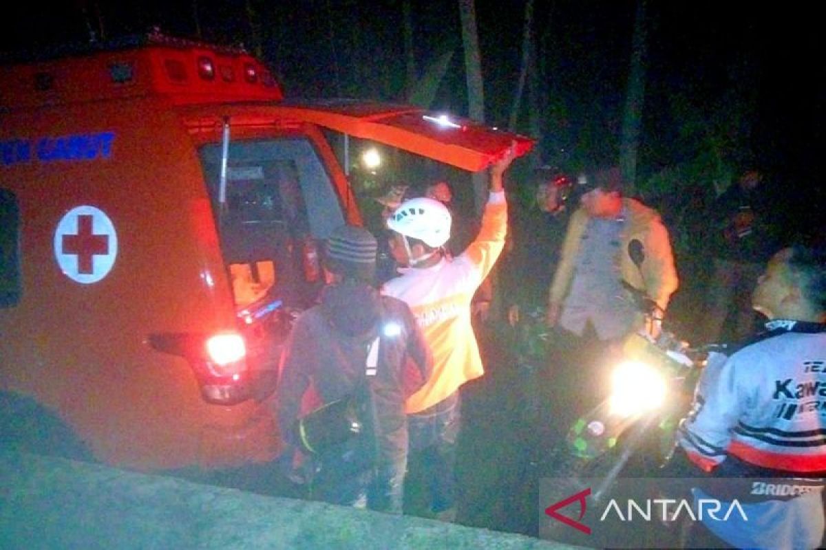 Tim SAR evakuasi seorang pendaki tersambar petir di Gunung Cikuray