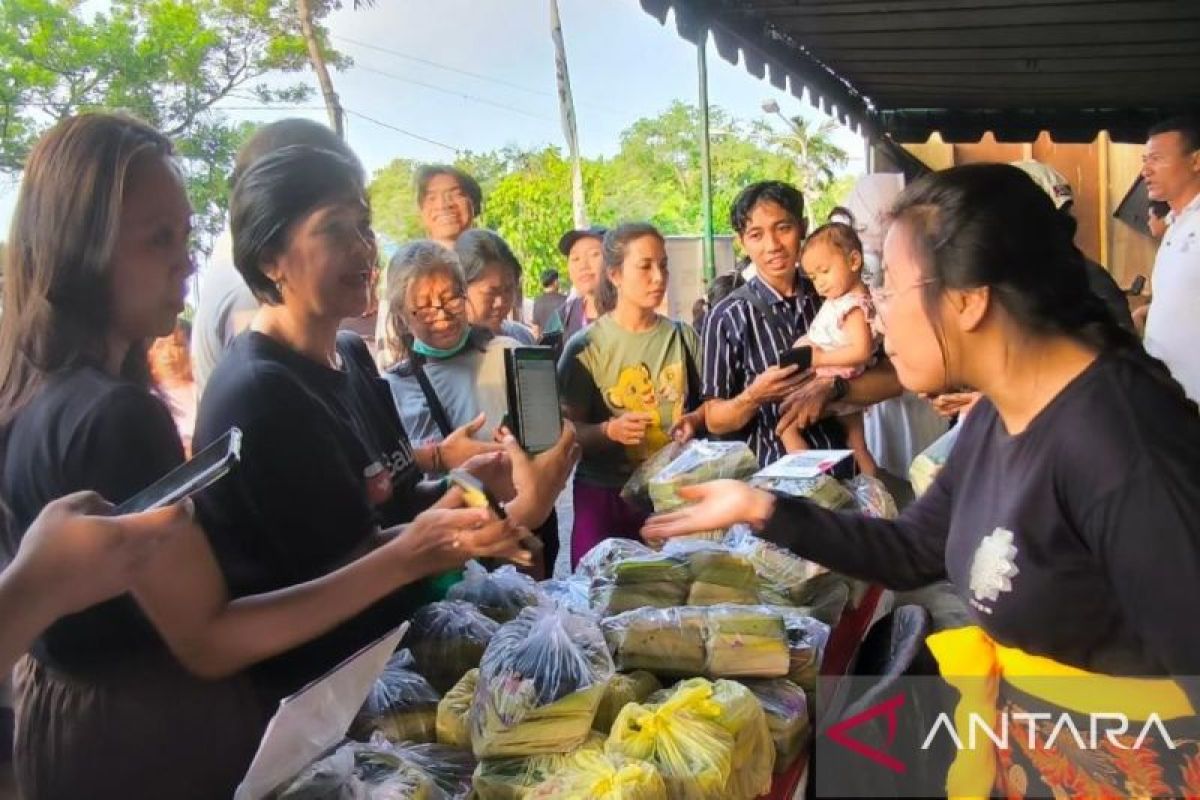 Pasar murah BI dan Pemprov Bali jual canang sari seharga Rp1