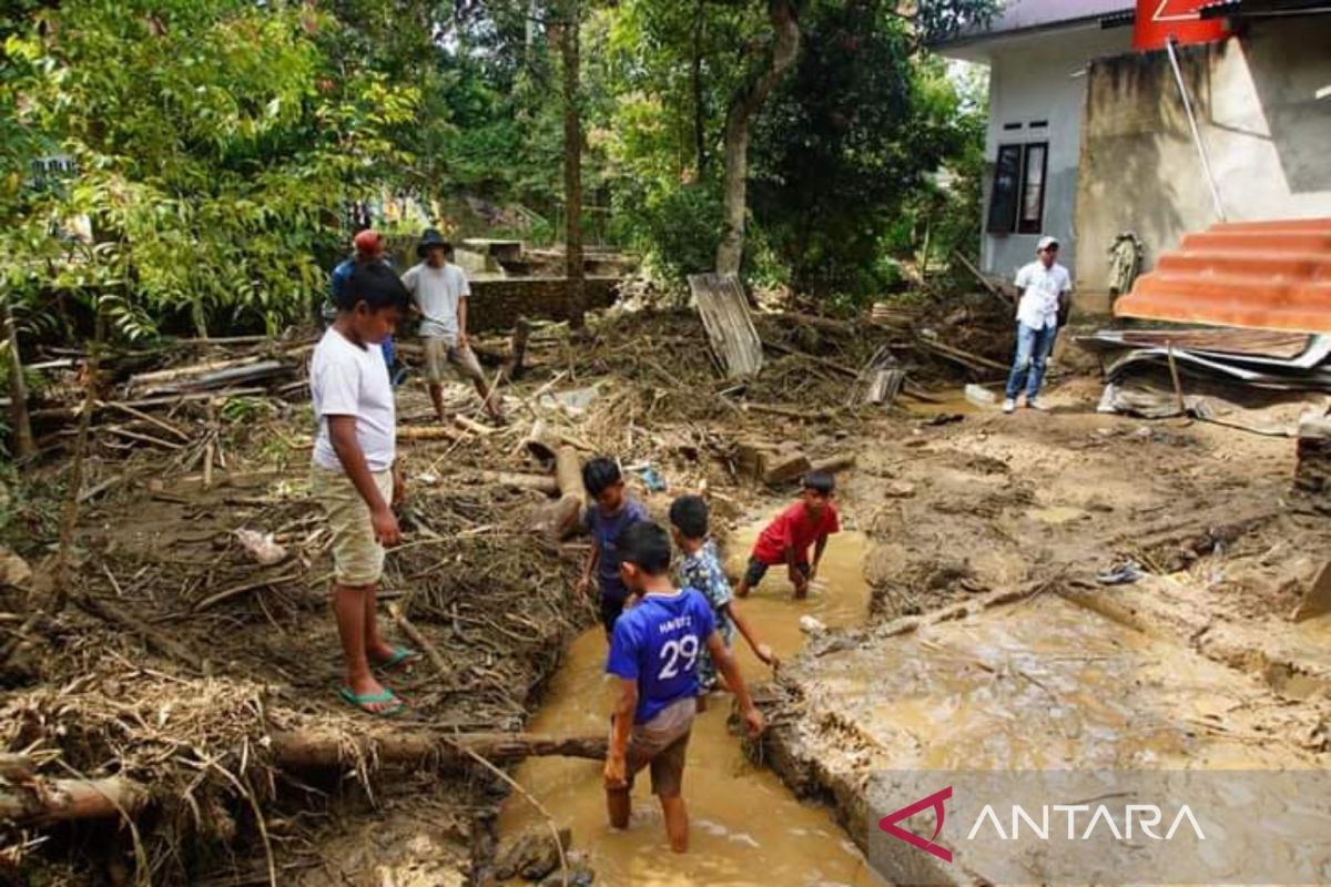 Tanah Datar tetapkan tanggap darurat 14 hari banjir bandang Barulak