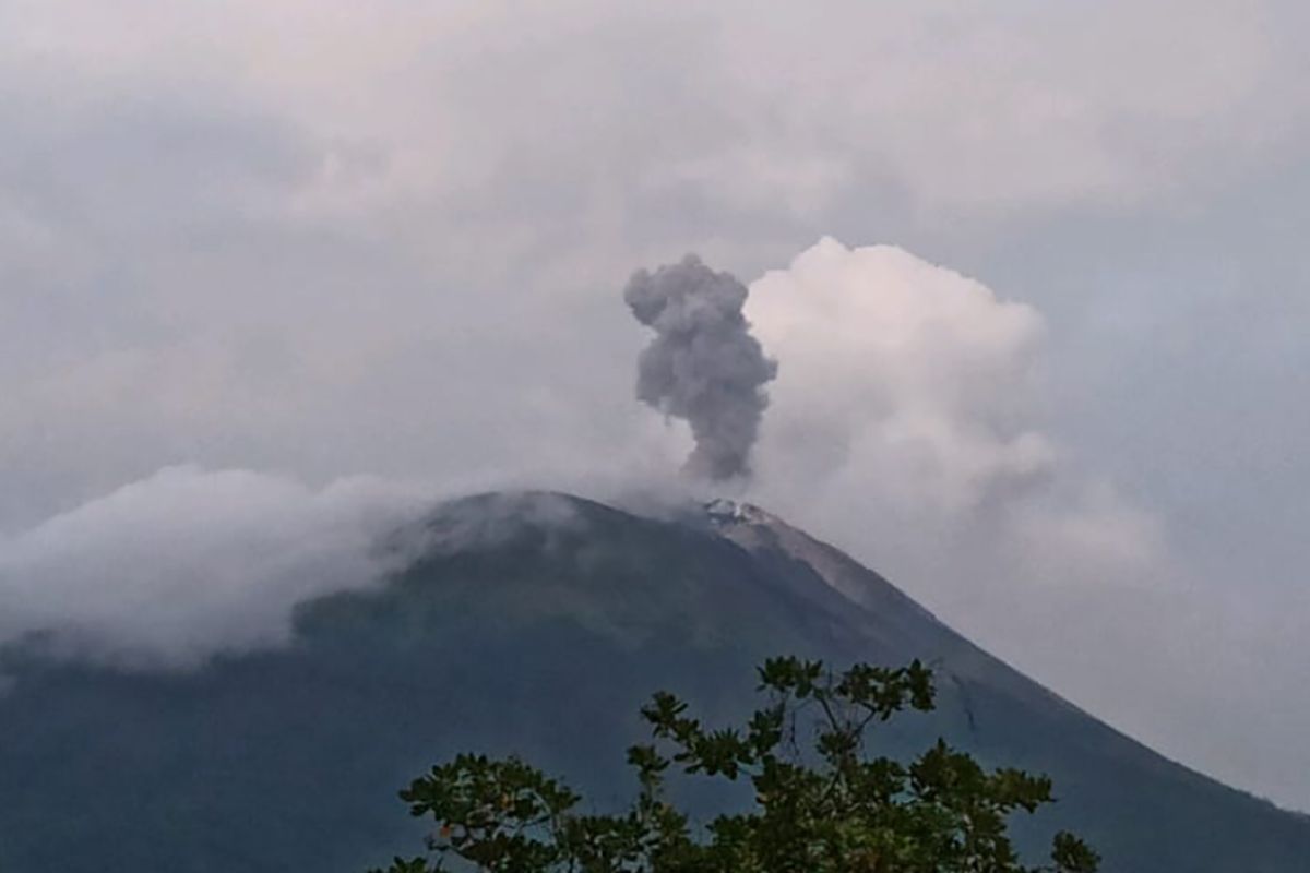 Erupsi Gunung  Lewotolok tunjukkan aktivitas peningkatan