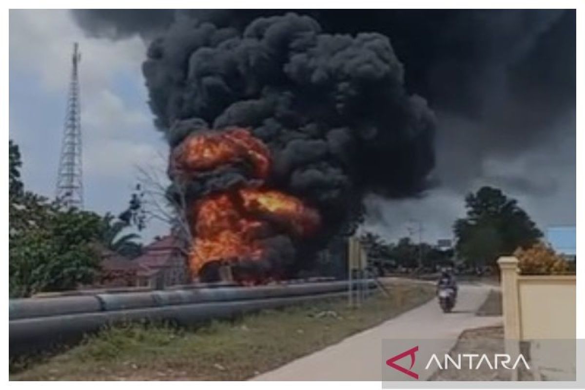 Truk tangki BBM di Bukit Timah Dumai terbakar usai kecelakaan