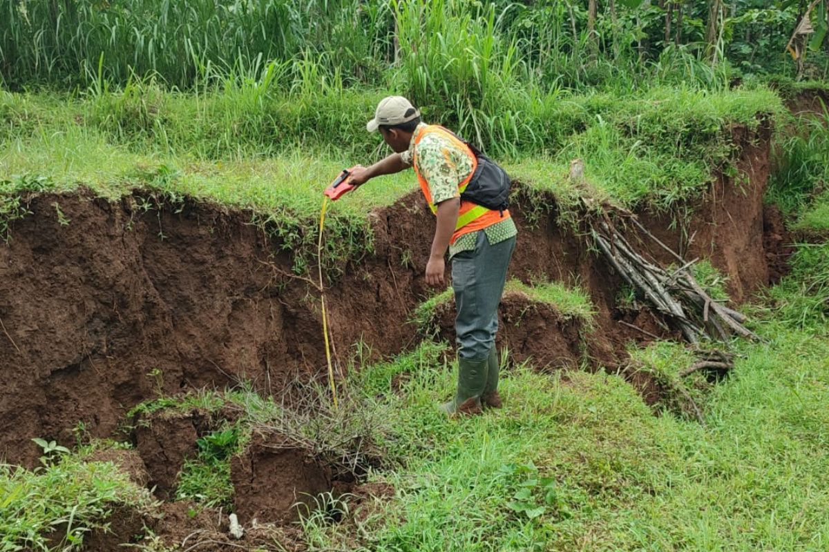 Tanah bergerak di Kandangan telah dilaporkan ke Badan Geologi