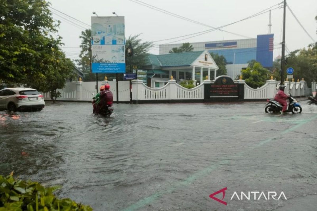 Sejumlah lokasi di Solo tergenang air hingga 50 cm akibat hujan lebat