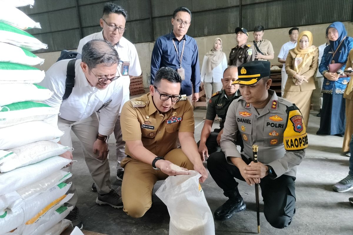 Pj Wali Kota instruksikan ASN Mojokerto beli beras premium Bulog