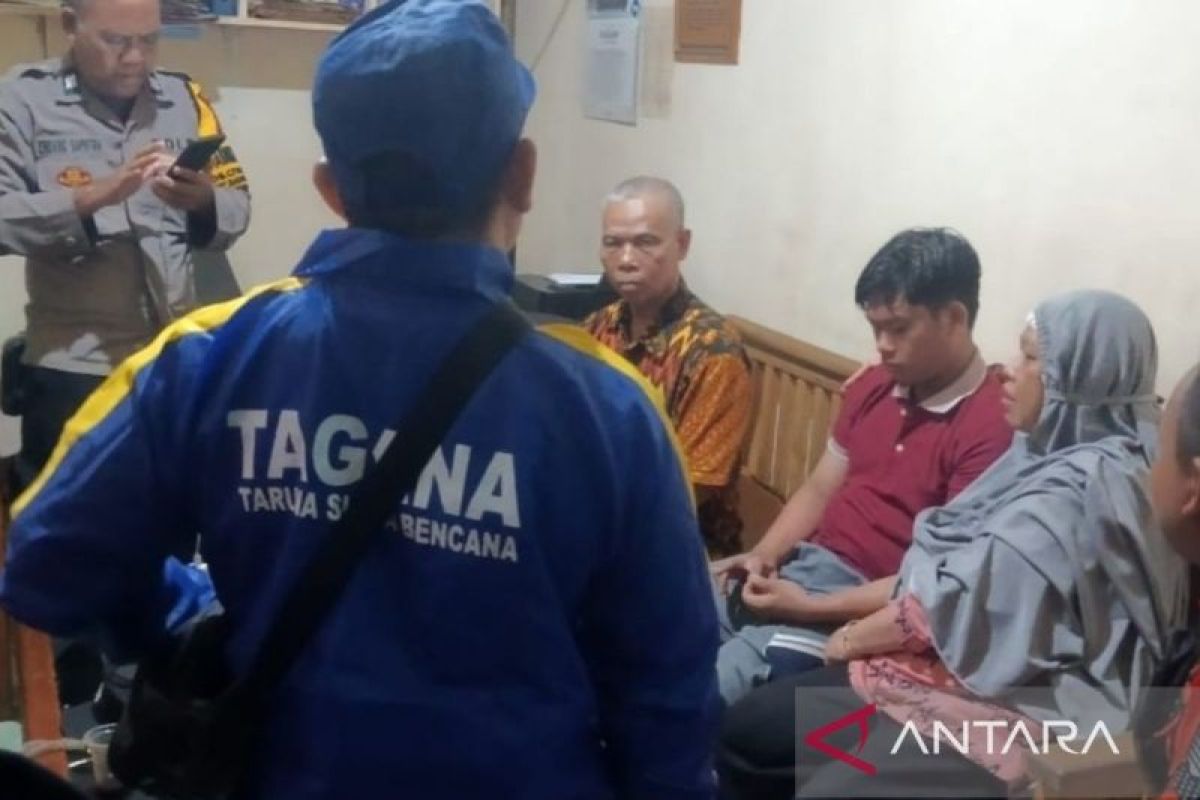Tim SAR Gabungan evakuasi seorang pendaki tersesat di Bukit Paniisan Bogor