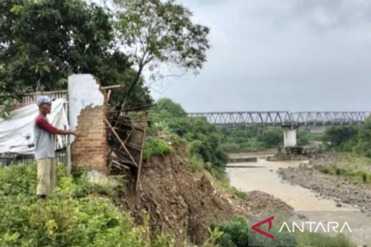 Pemkab Bekasi segera relokasi rumah terdampak longsor Sungai Cipamingkis
