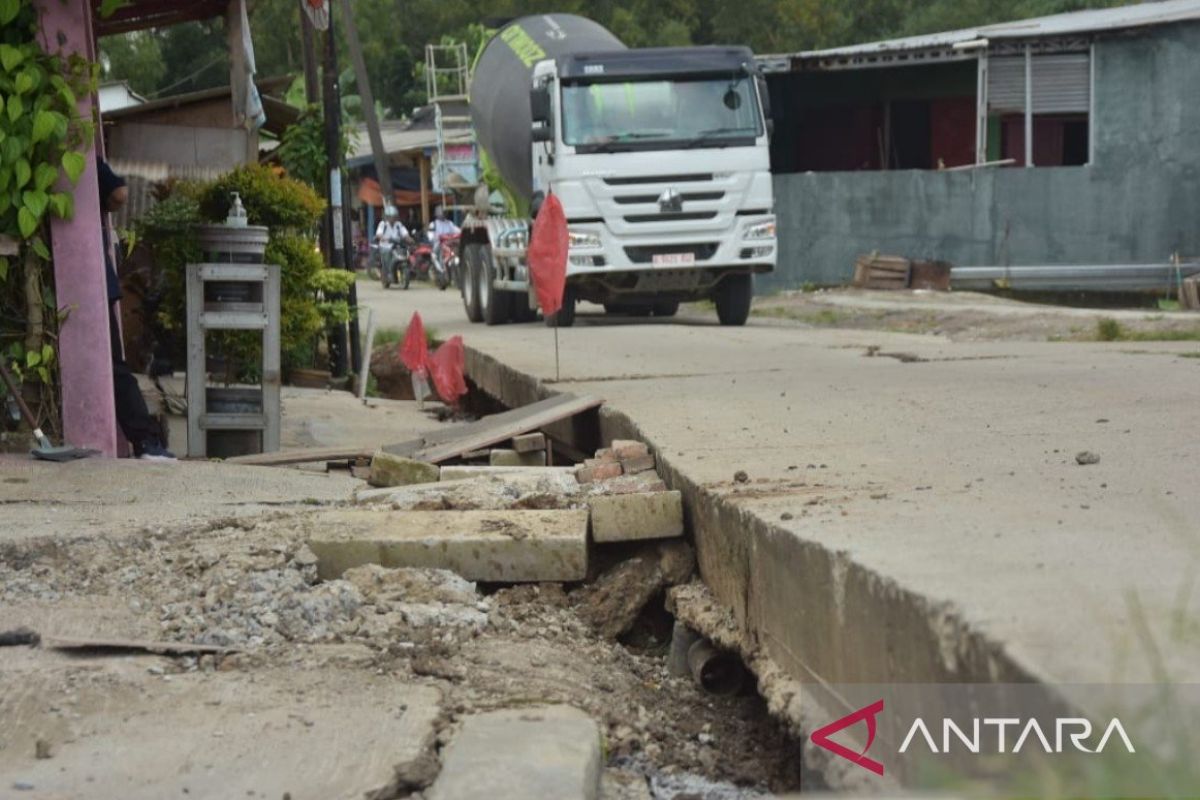 Pergerakan tanah sebabkan belasan rumah warga ambles