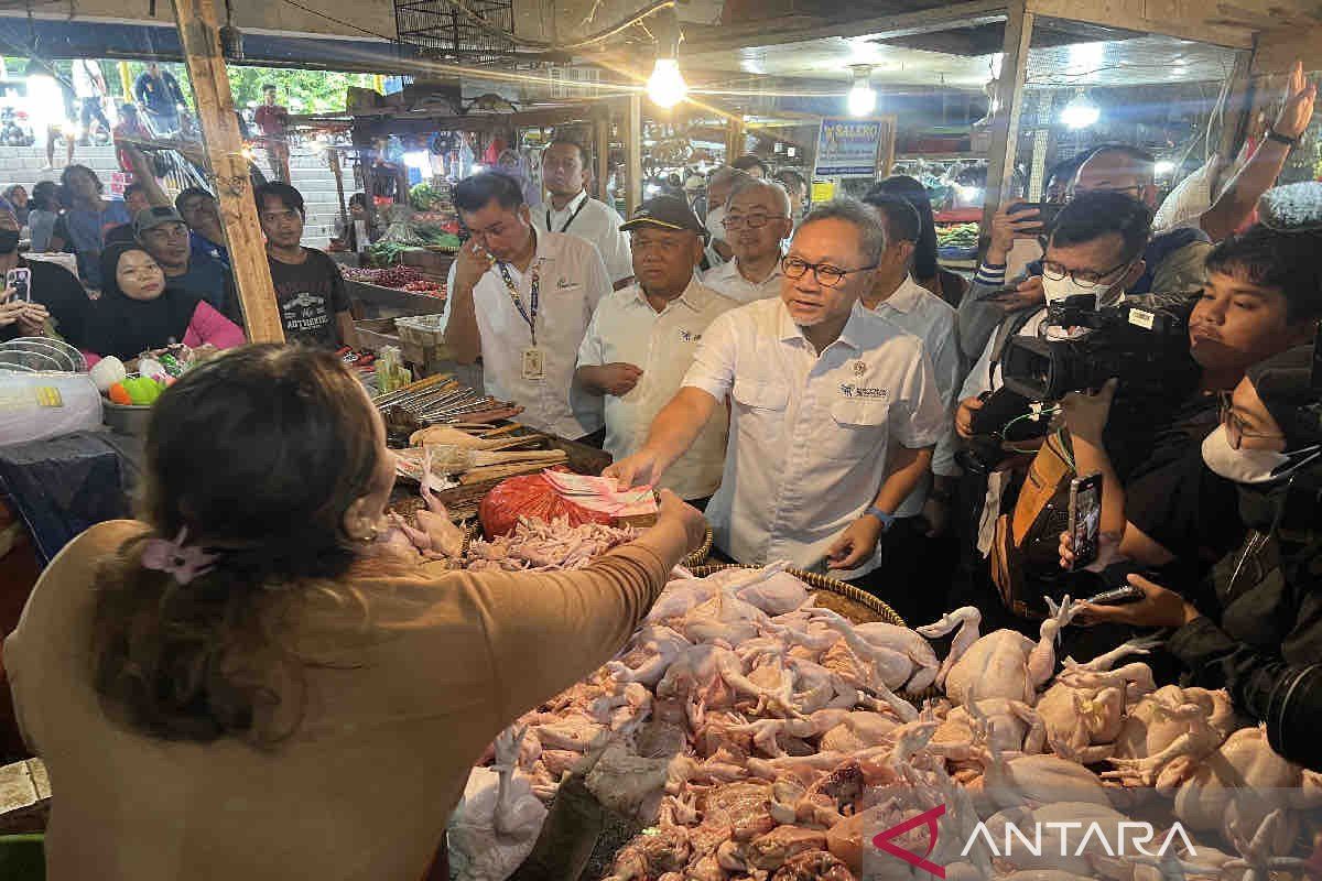 Mendag beli beras-daging ayam dibagi ke masyarakat di Pasar Klender