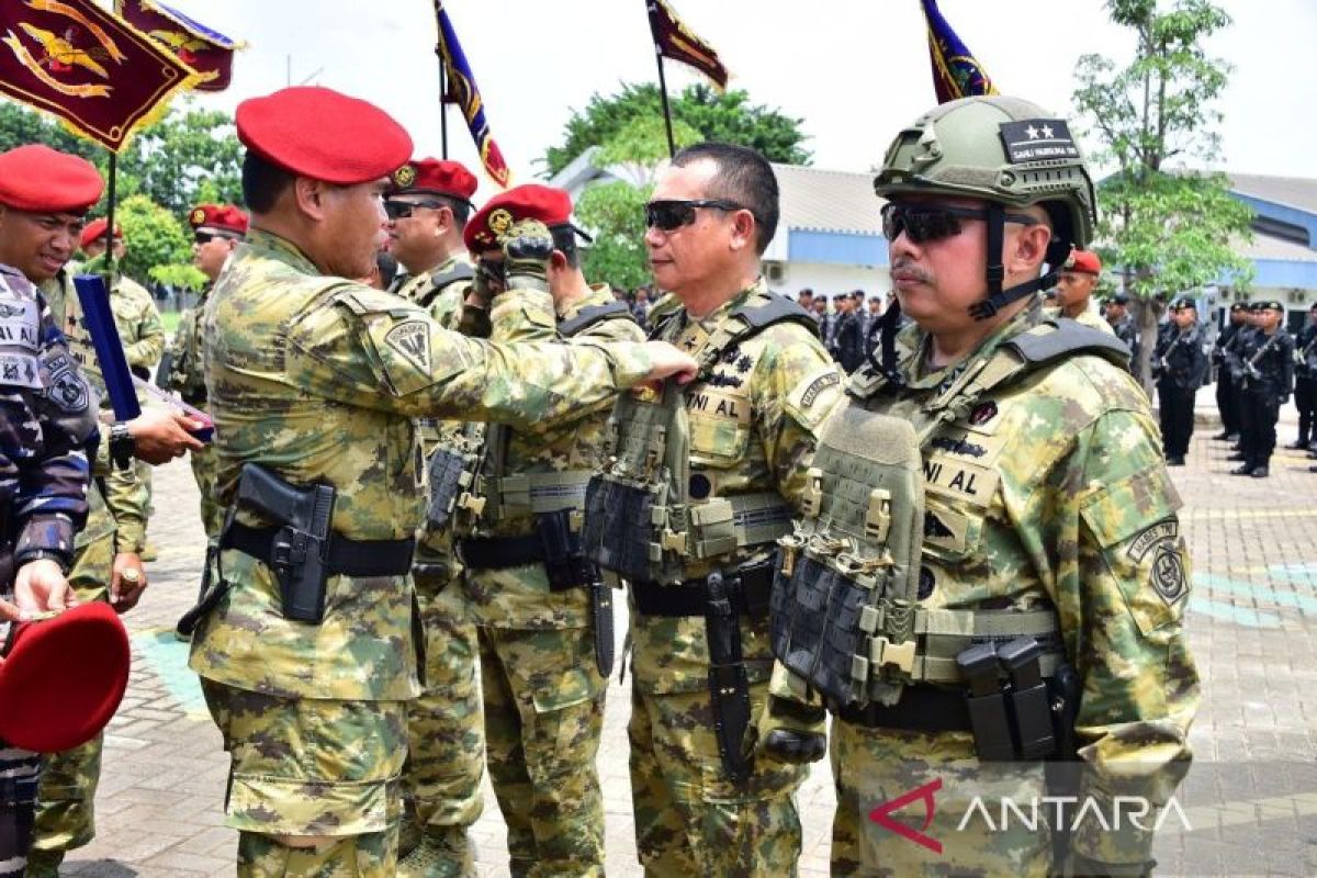 Delapan perwira tinggi TNI AL terima brevet kehormatan