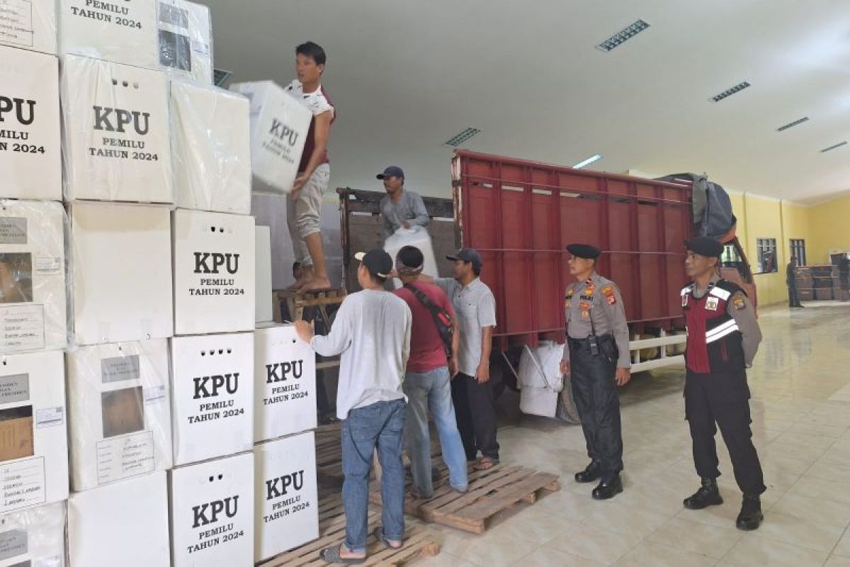 Polisi kawal distribusi logistik dari PPK ke gudang KPU
