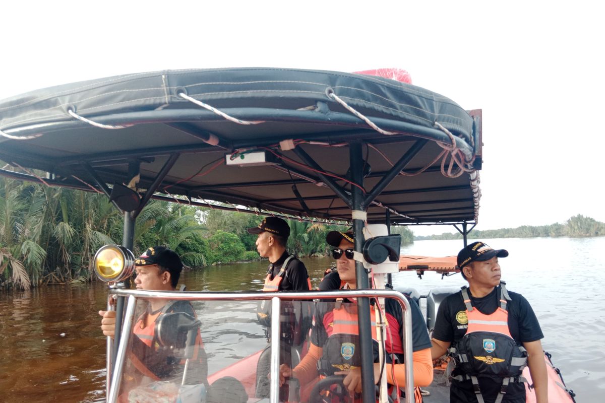 Basarnas terjunkan tim sisir-selam cari  korban perahu terbalik