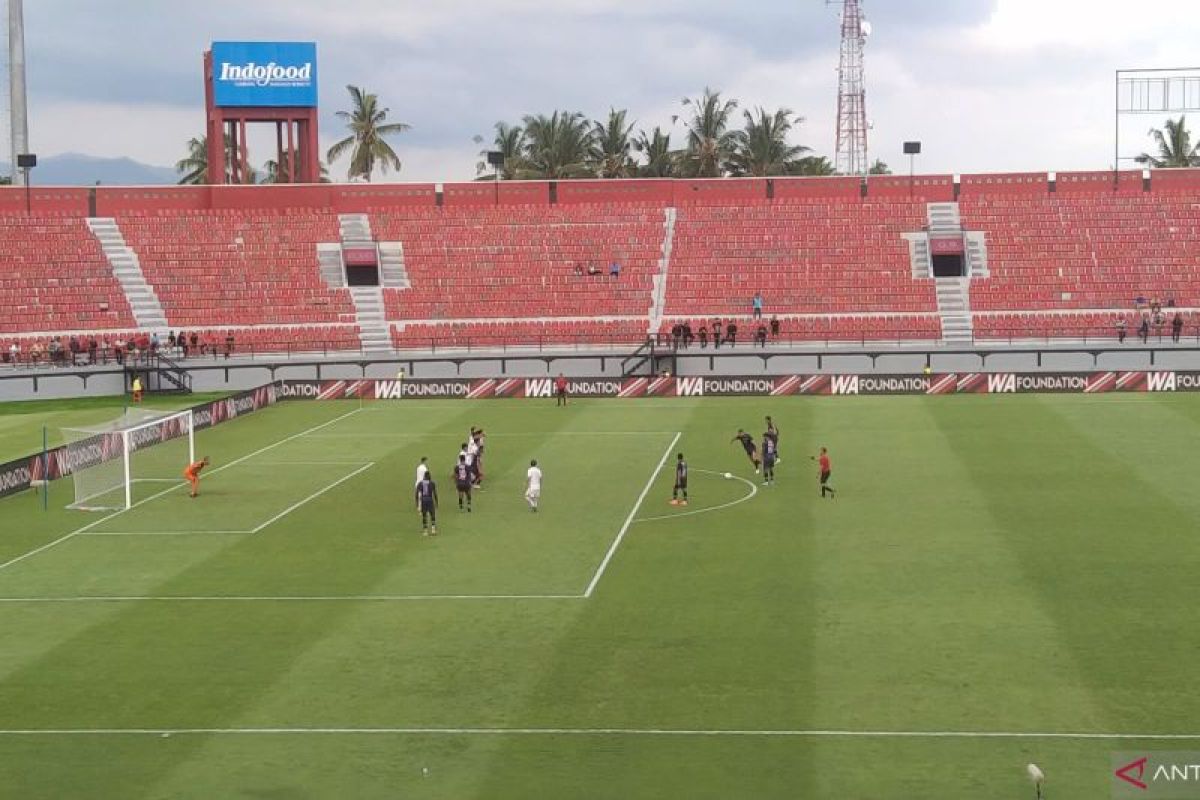 Tundukkan Persija 3, Arema keluar dari zona degradasi