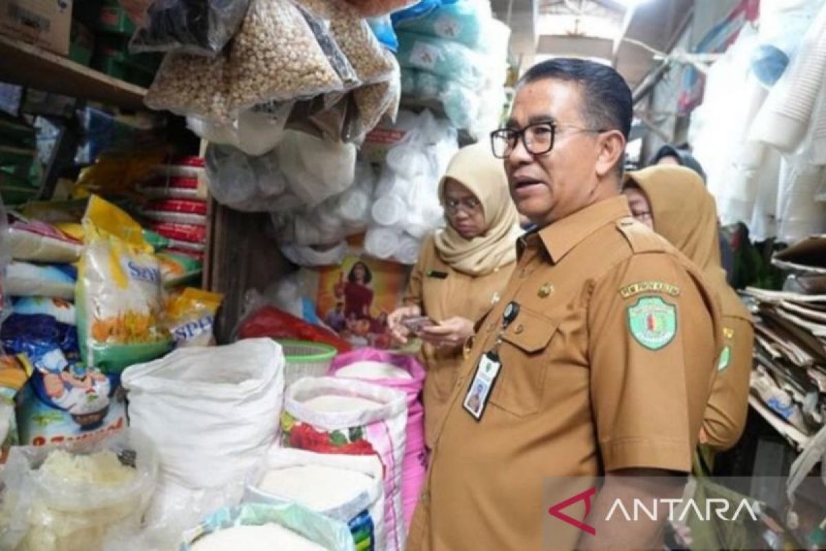 Pj Gubernur Kaltim yakinkan masyarakat  beras Bulog layak konsumsi