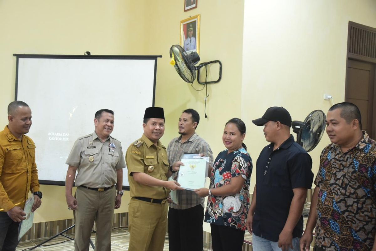 Bupati Satono serahkan 973 sertifikat untuk warga Subah