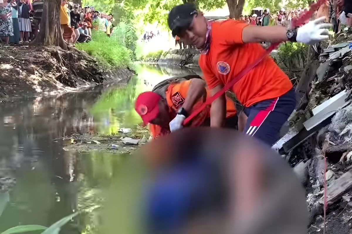 Petugas evakuasi jenazah mengapung di Sungai Medokan Asri