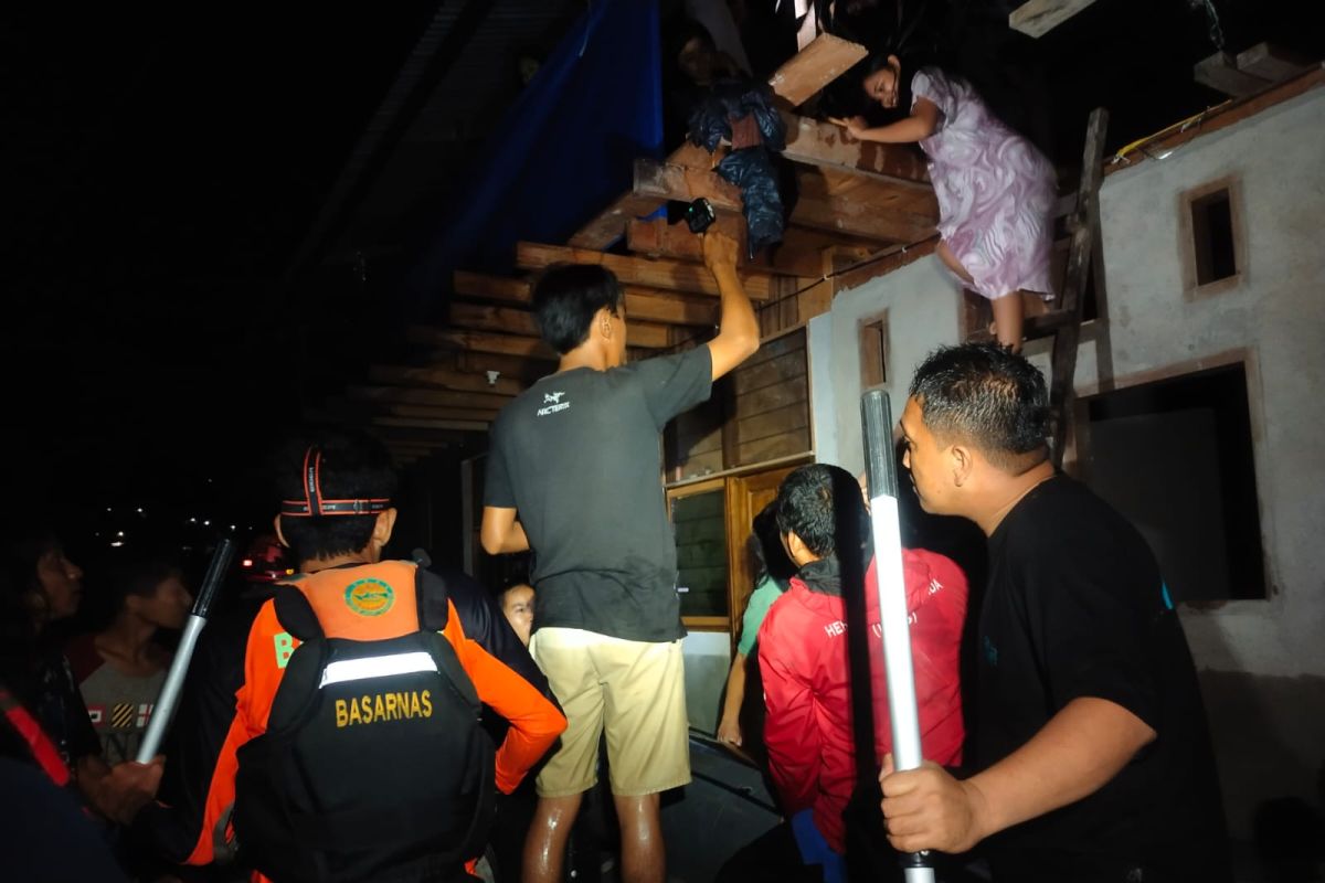 Basarnas evakuasi sembilan warga terdampak banjir Tana Toraja