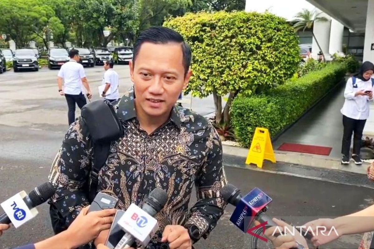 AHY perdana hadiri rapat paripurna dengan bawa ransel