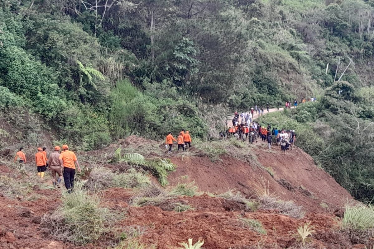 Ada empat orang korban tewas akibat tertimbun tanah longsor di Luwu