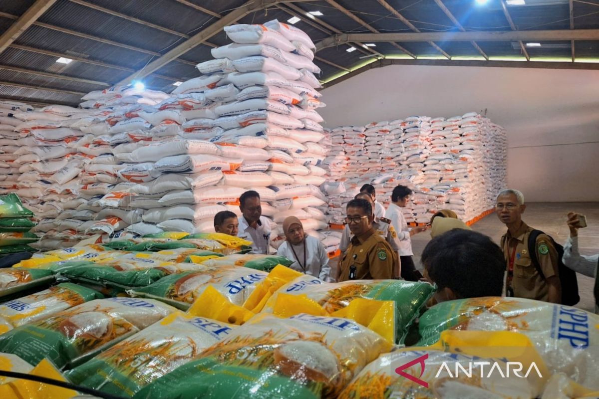 Pj Gubernur periksa ketersediaan beras Bulog di gudang Balikpapan