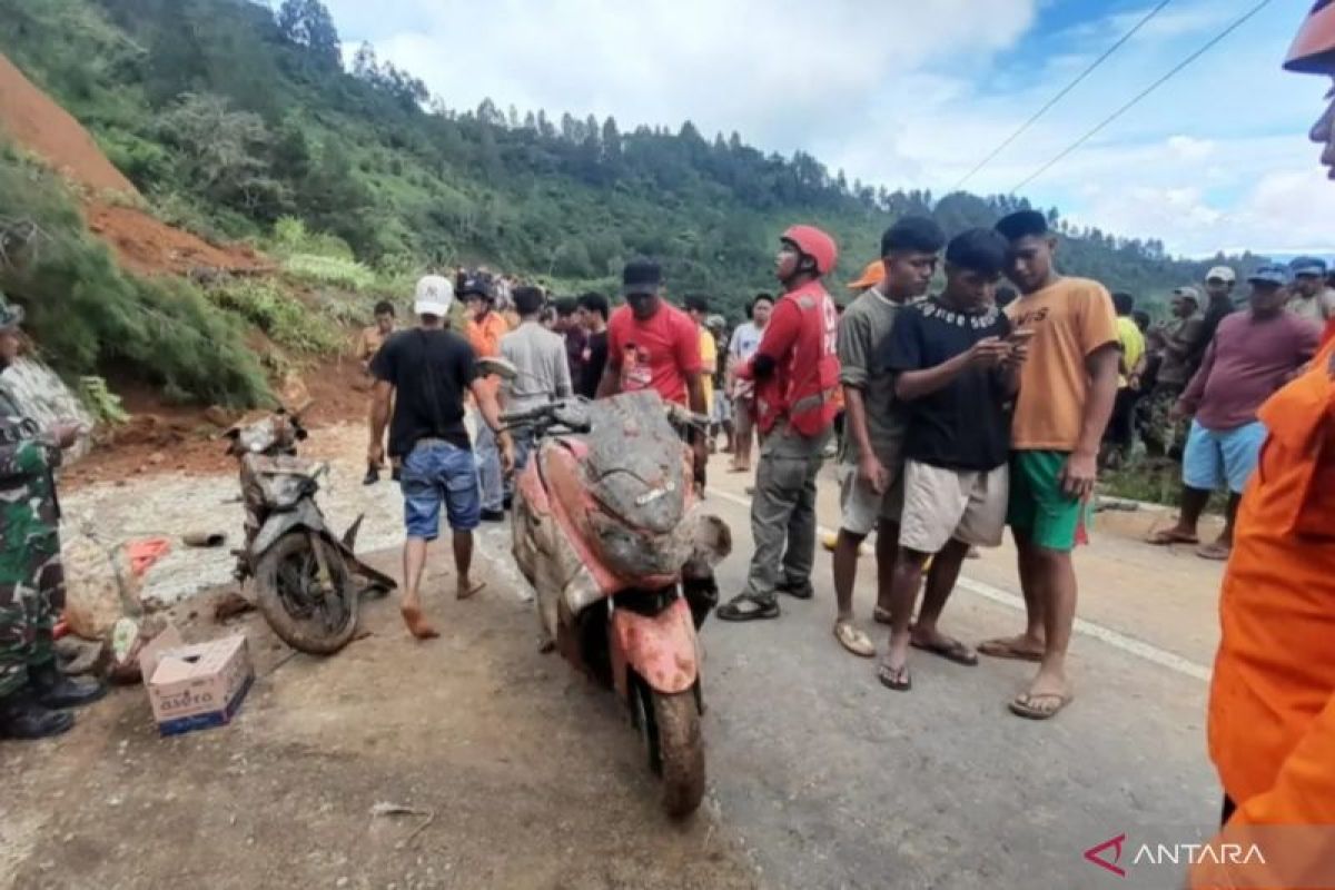BNPB peringatkan warga segera menjauh dari areal tanah longsor
